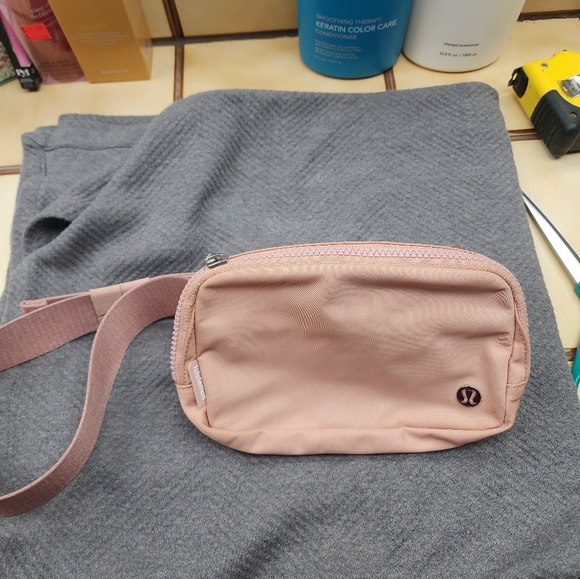lululemon athletica Handbags - Lululemon Everywhere Belt Bag 1L